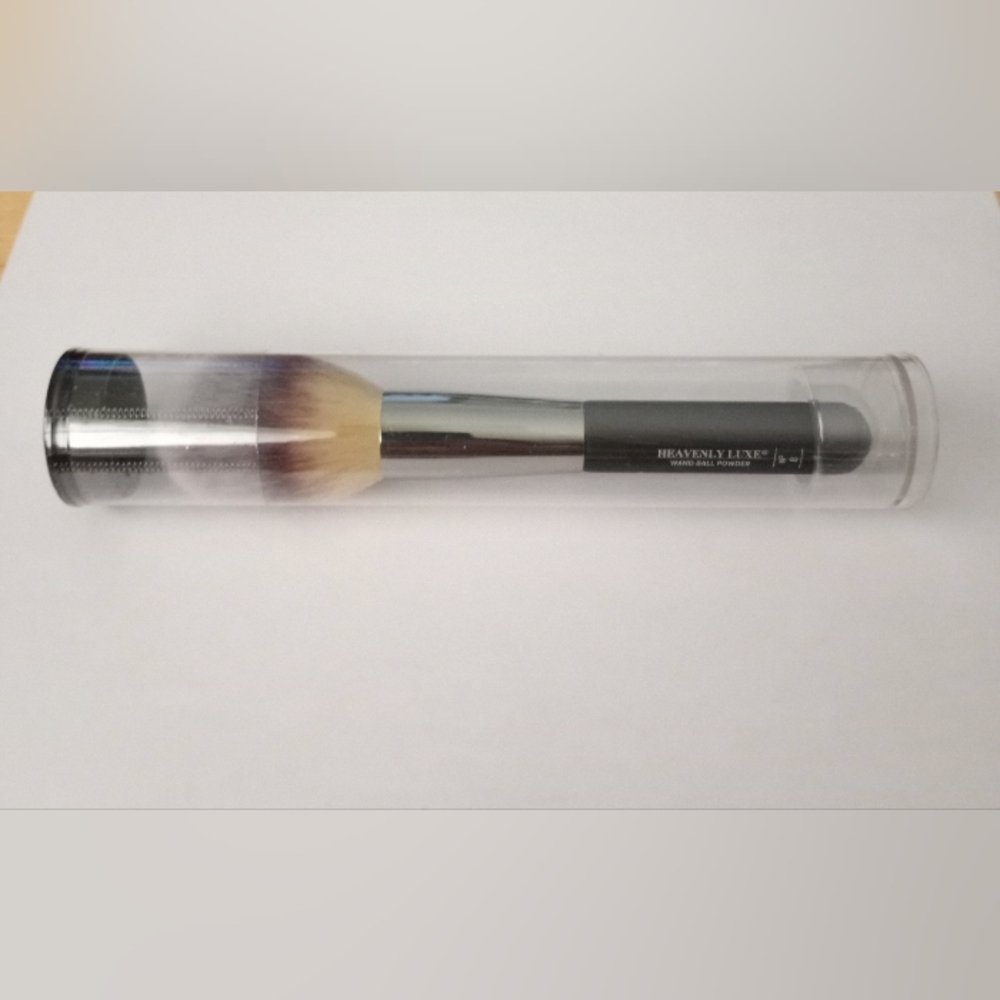it cosmetics Heavenly Luxe Wand Ball Powder Brush No.8 $48 MSRP New